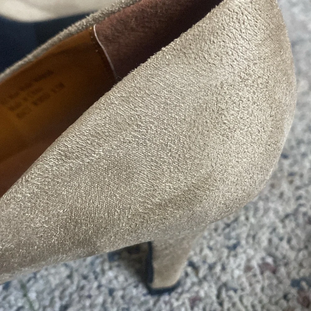 Boston Design Studio Warm Sand Color Heels Pumps Sz 8.5 NIB - Picture 5 of 6